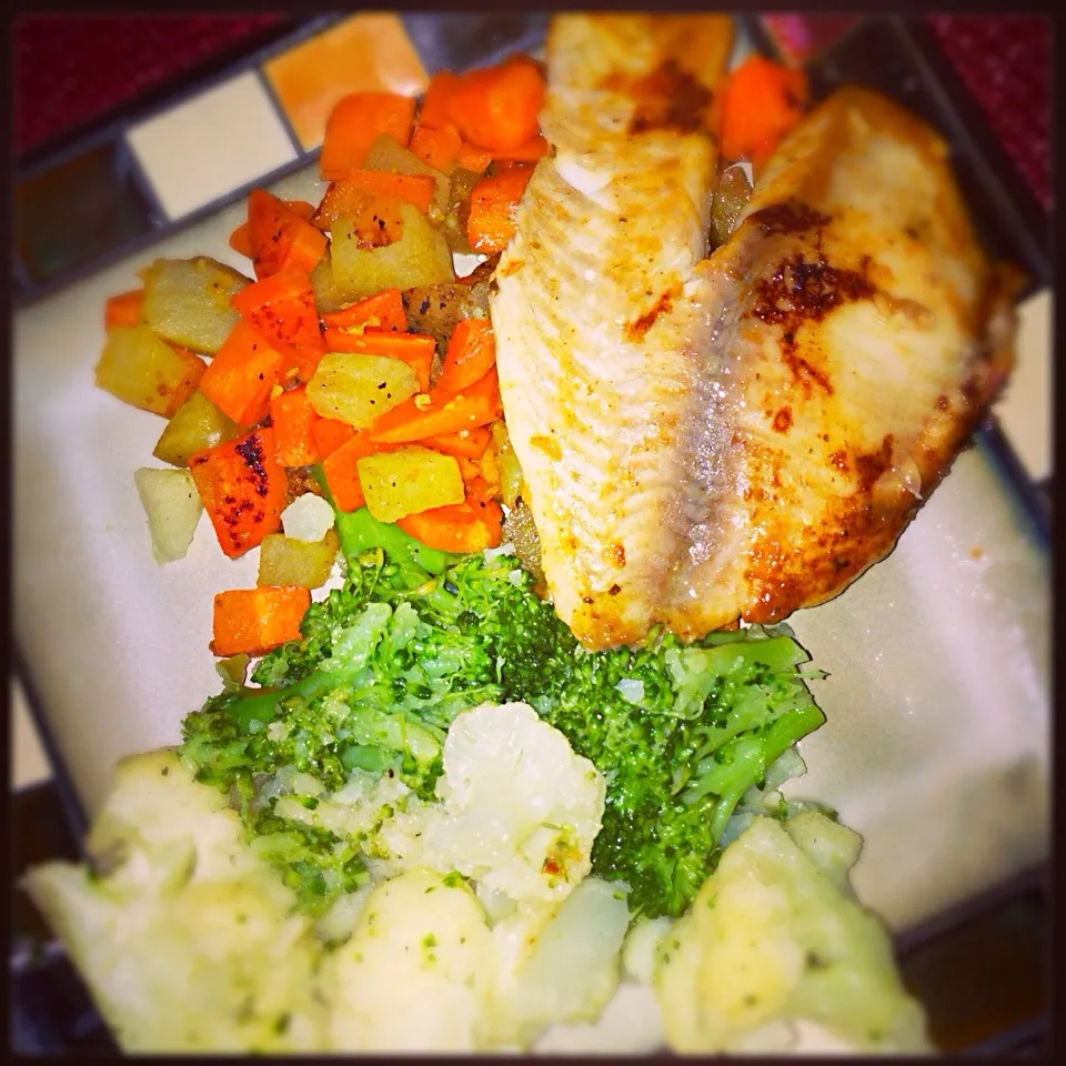 Snapdishの料理写真:Fried tilapia, side of broccoli, cauliflower , diced carrots & potatoes.|Belle Dejesusさん