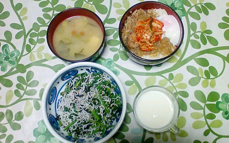 豚キムチ丼・ほうれん草のしらす和え・なめこの味噌汁|ぴーさん