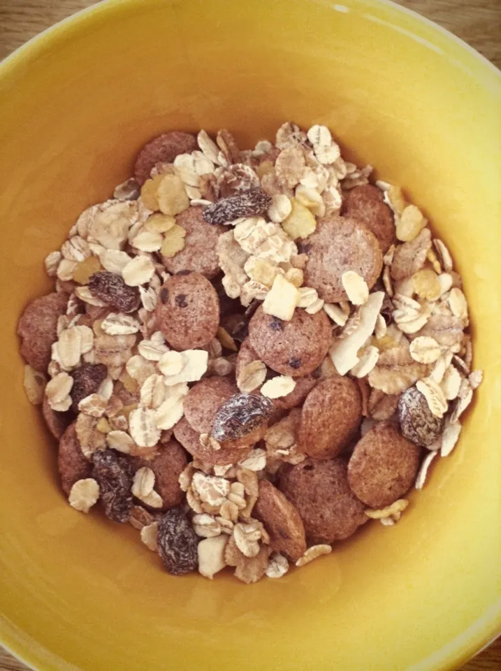 Yaourt + muesli-Cookie Crips-pétales au chocolat.|Joannaさん