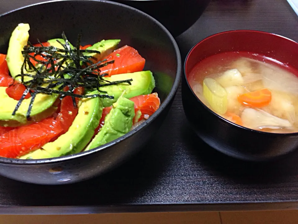 サーモンとアボカド丼|みーさん