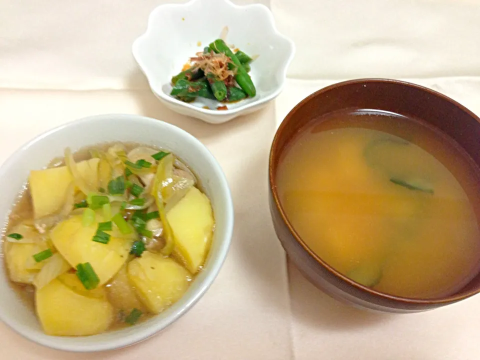 鳥とじゃがいもの煮物、いんげんのおかか和え、豆腐とワカメのお味噌汁|ゆりさん