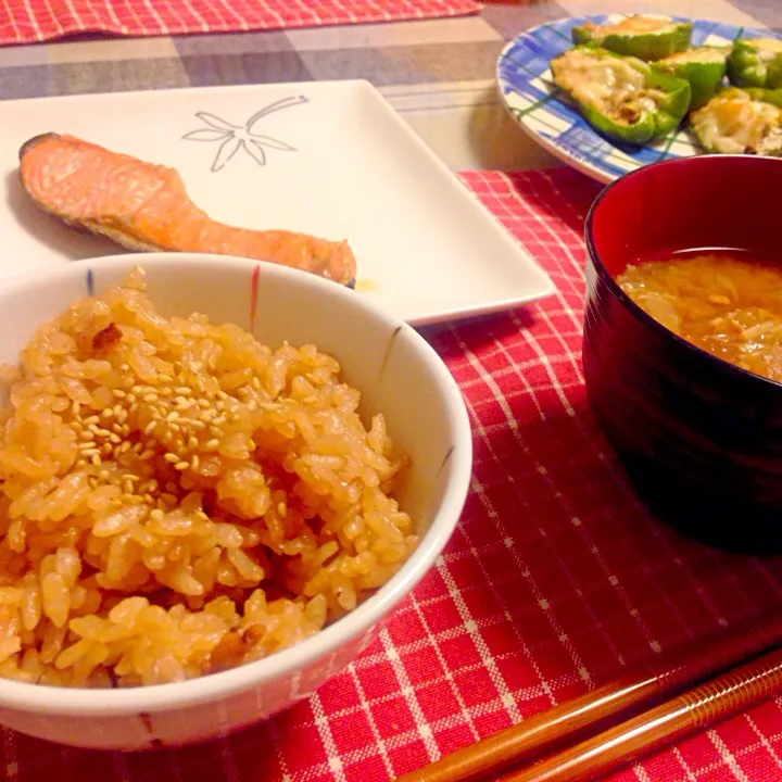 明石の干しダコを使ってタコ飯、納豆と大根のお味噌汁、鮭、ツナマヨピーマンのチーズ焼き。ふぅ。小松菜とツナの海苔あえもあったんだ。|tomoさん