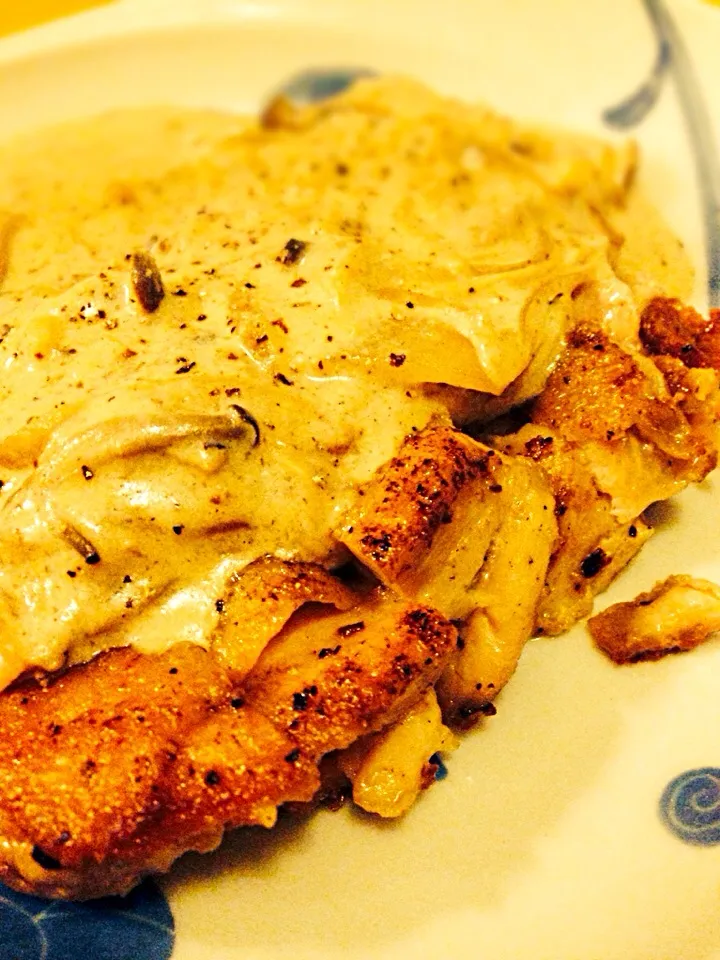 鶏モモ肉のソテー きのこクリームソース Sautéed chicken with cream of mushroom sauce.|Funky Chefさん