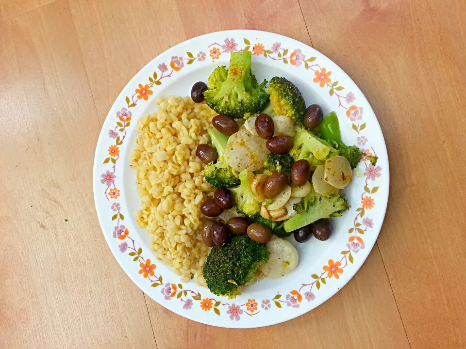 garlicky brocoli &turnips with Italian black olives and wheat|Luさん