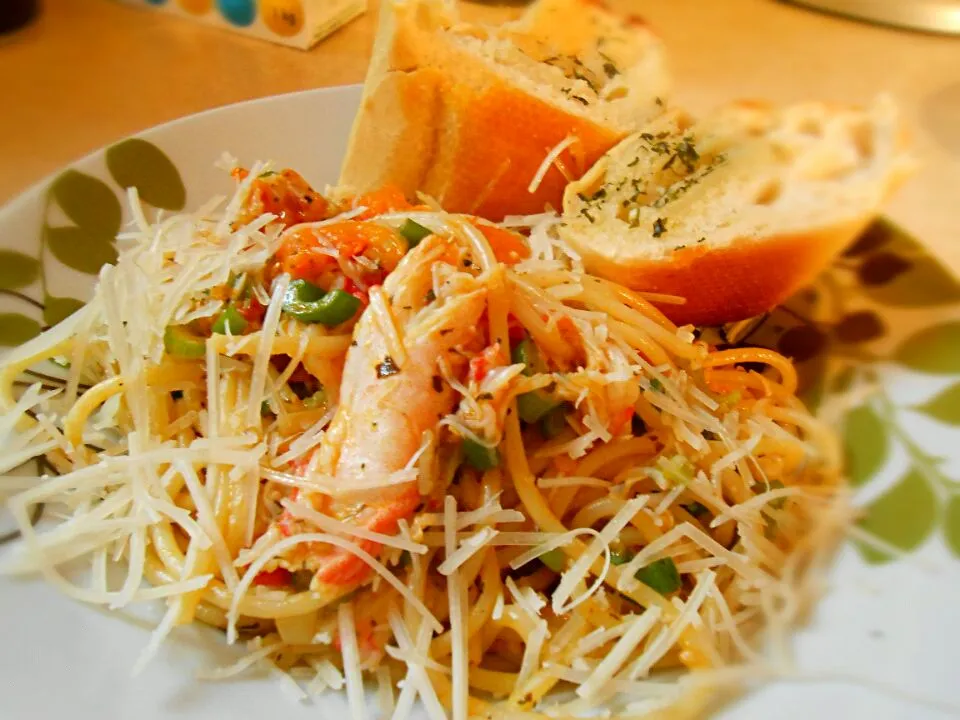 Snow crab pasta with roasted garlic butter bread and generous sprinklings of parmesan|Fe's kitchenさん