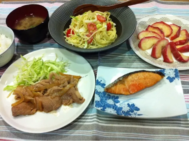 豚しょうが焼き・塩鮭・スパゲティサラダ・網走差もずく味噌汁・焼きリンゴ|まーままさん