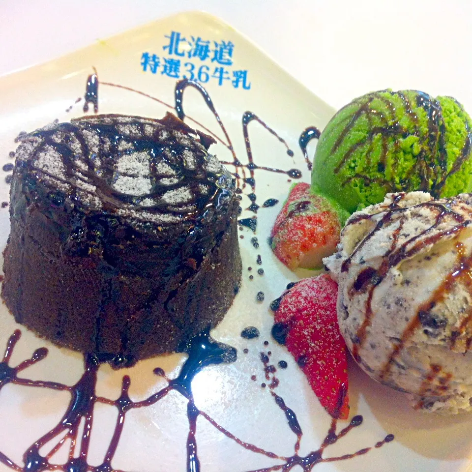 Chocolate molten lava cake (served with green tea & Oreo ice cream)|skyblueさん