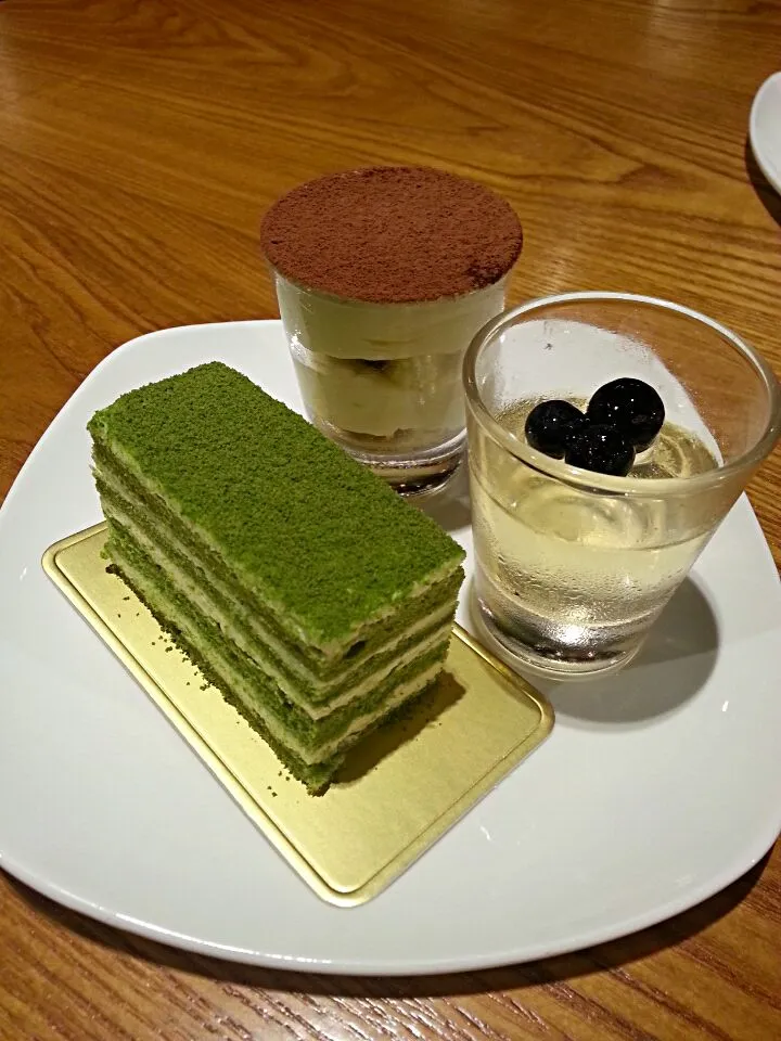 green tea cake with tiramisu and champagne jelly|Phinarasuさん