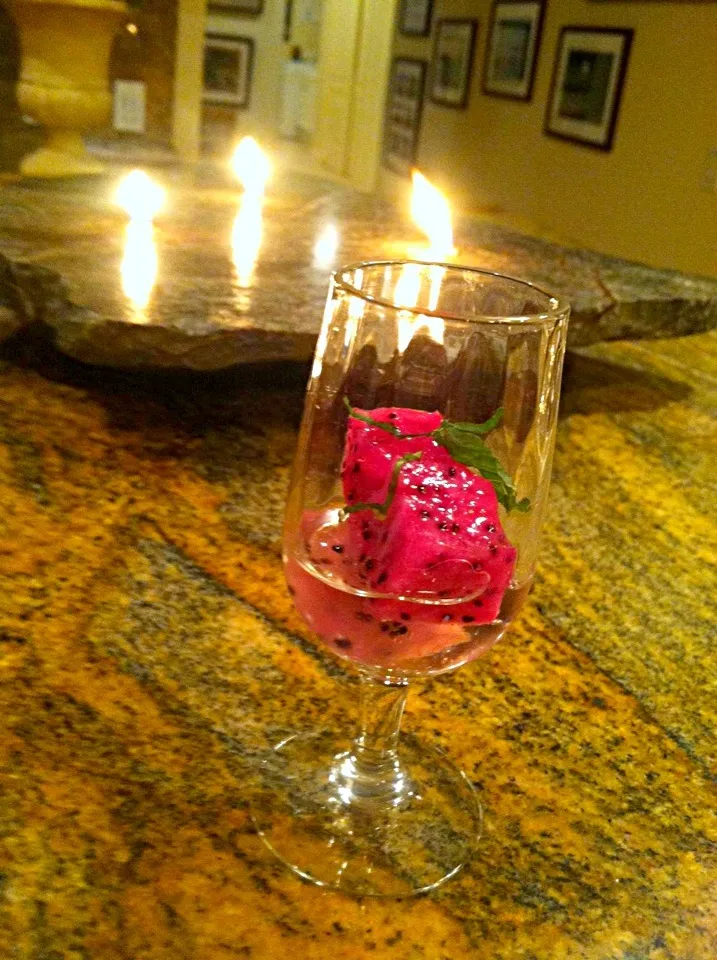 Snapdishの料理写真:Dragon Fruit, Prosecco & Mint|chris bowdenさん