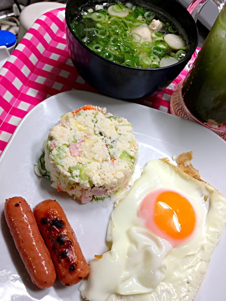 手羽元と小松菜のお吸い物。また、おからサラダ作った(^^;;|ハルさん