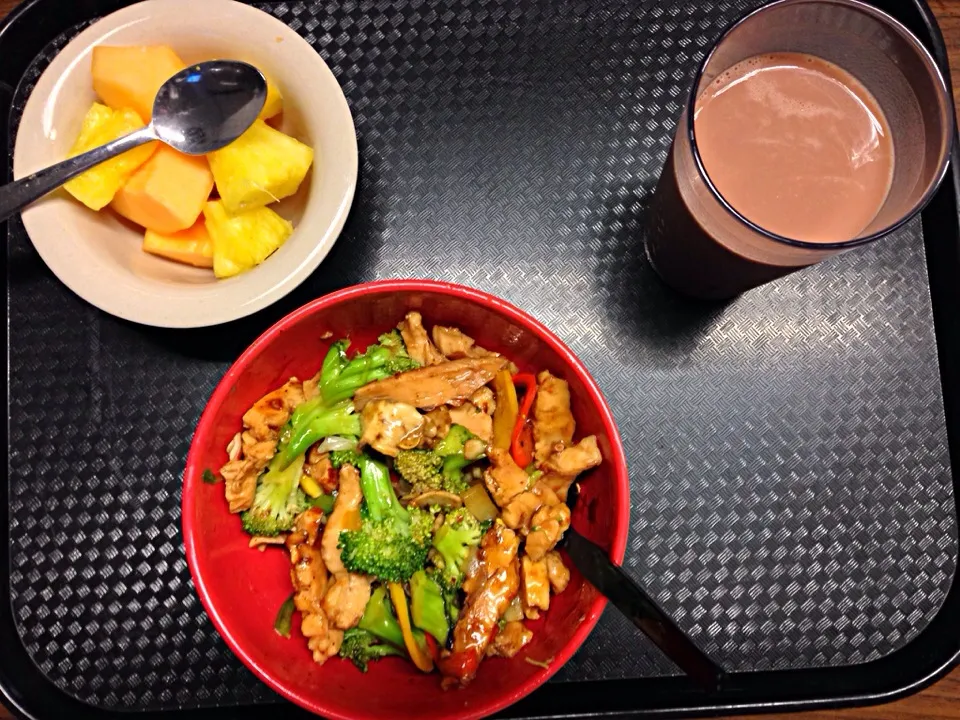 Fruits, chocomilk, stir fry veggies and chicken (no rice or noodles)|joie chowさん