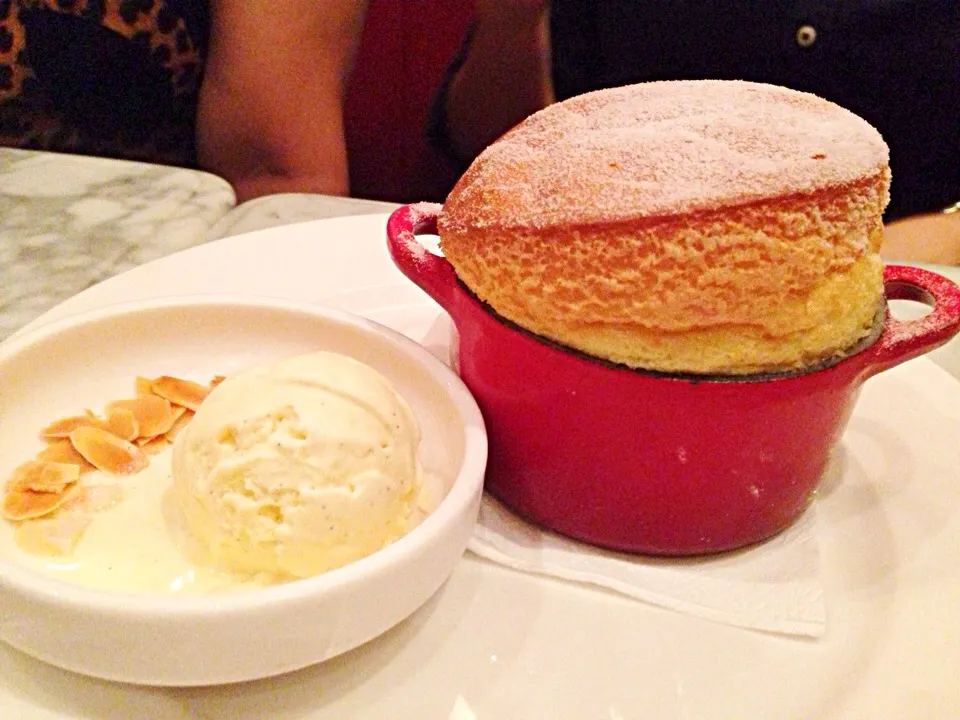 Soufflé with vanilla ice cream|sgさん