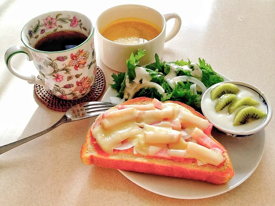 ベーコンとチーズトーストの朝ごはん|みっちぃさん