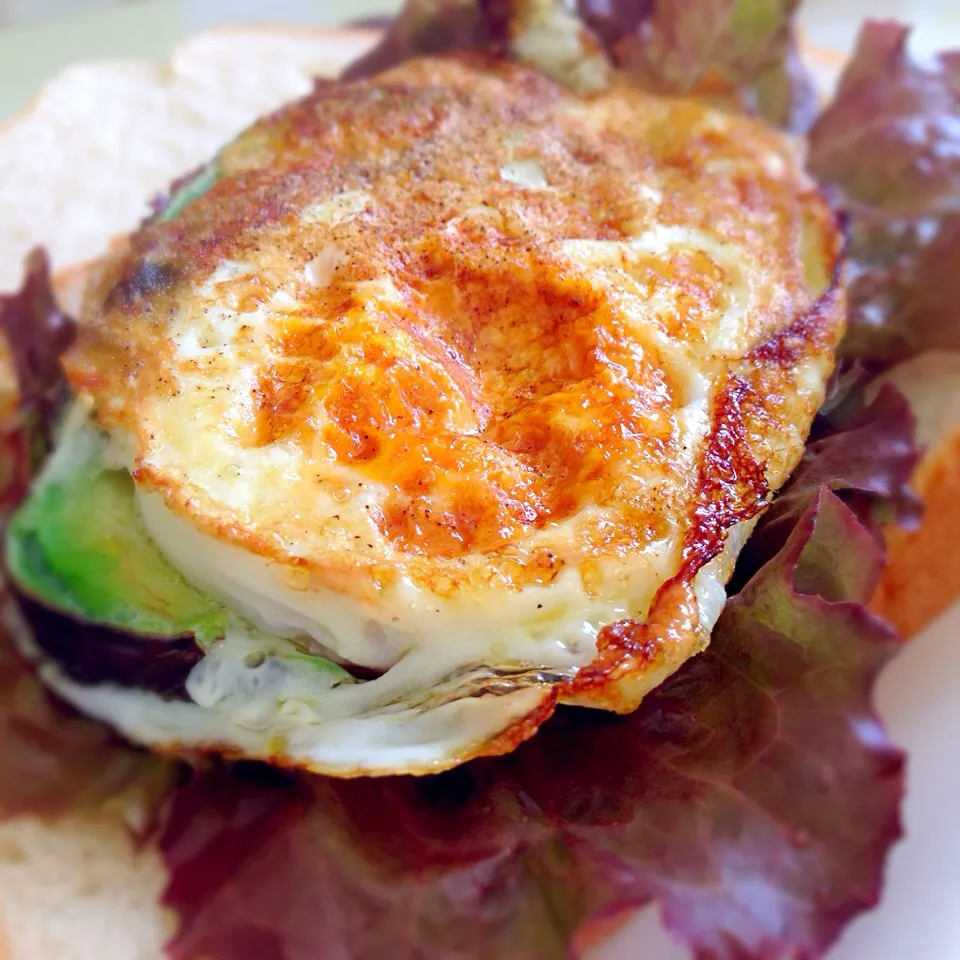 Snapdishの料理写真:namastelotus michakoさんの料理 Fried egg in avocado|こころさん