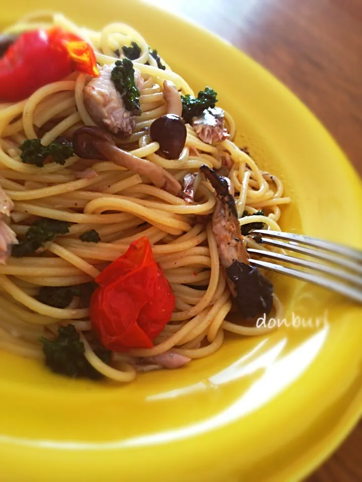 Snapdishの料理写真:昨日の秋刀魚の🍋アヒージョのオイルで〜お昼パスタ🍝|donburiさん