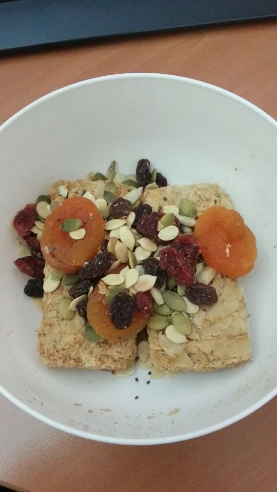 weetbix with nuts and dried fruits for breakfast|Spidyqueenさん