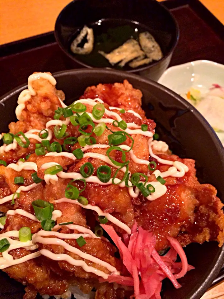 鶏天丼という名の、唐揚げ丼（甘辛マヨネーズダレ）。でも、５００円なら、文句なし。|Takashi H.さん