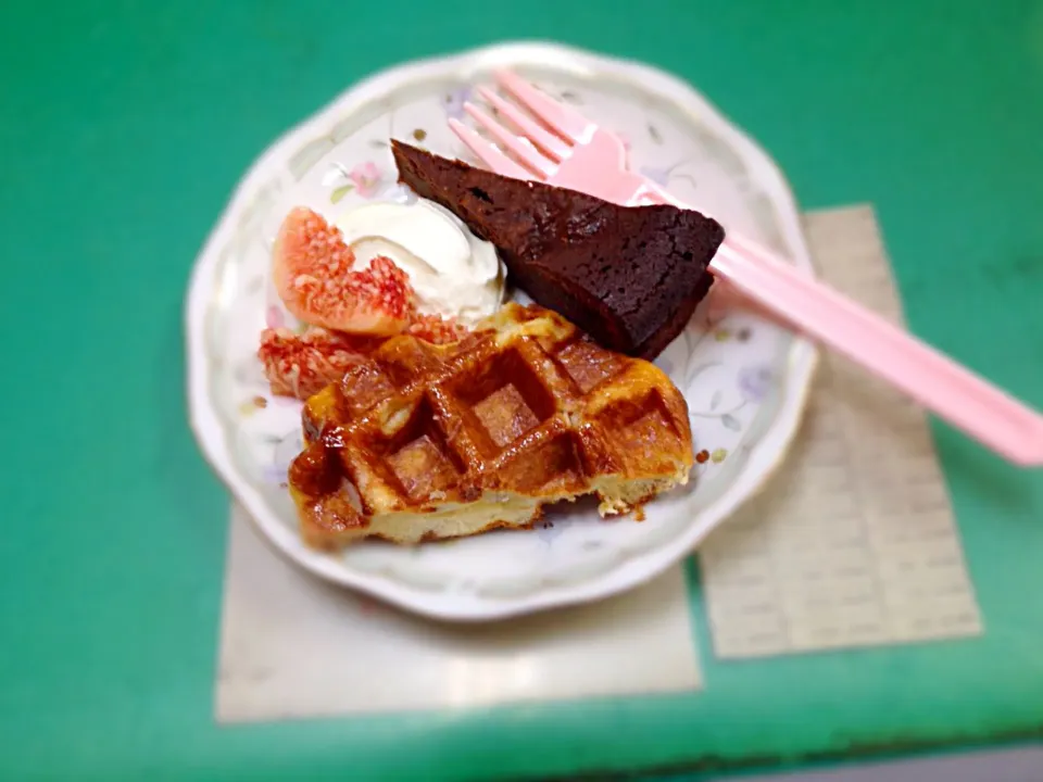 ワッフルとチョコレートケーキにホイップ生クリームを添えて|mattunさん