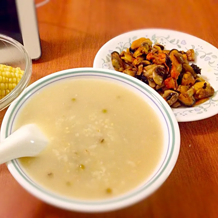 green bean porridge and fried clam meat|ritaさん