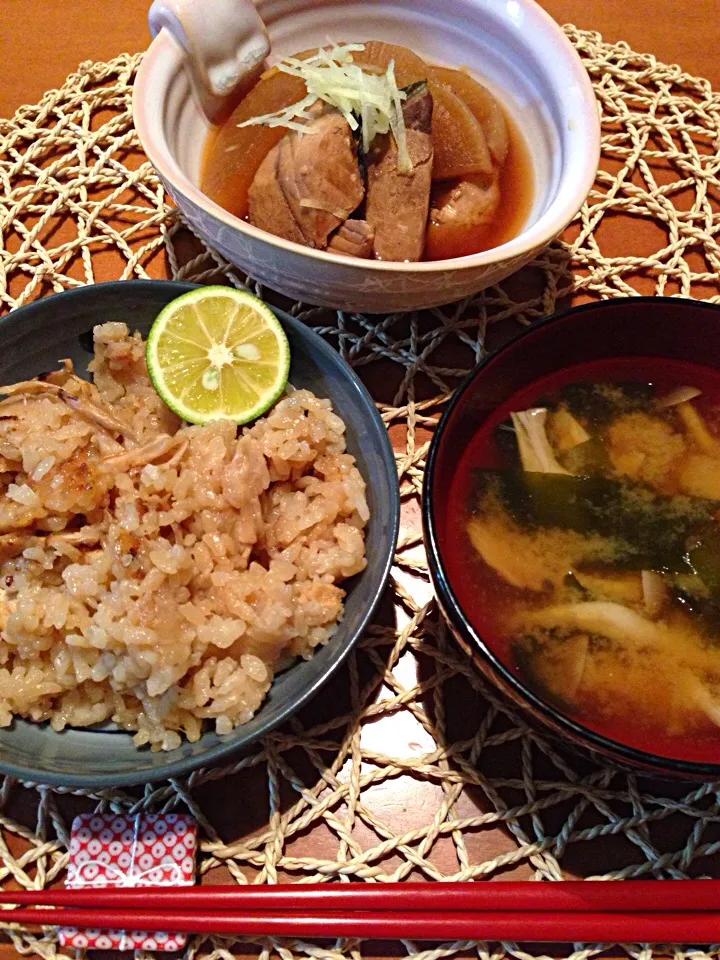 簡単晩ご飯☆松茸ごはん(残り物)、ワカメとしめじのお味噌汁、ブリ大根|Yuko&Rumさん