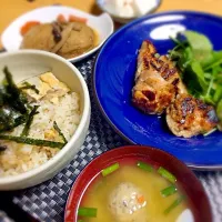 Snapdishの料理写真:鶏肉塩麹焼き、揚げときのこ炊き込みご飯、つみれ入りさつまいも味噌汁、がんも煮付け。|Ai Utsumiさん