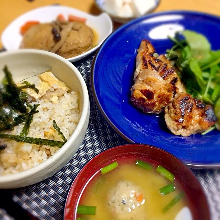 鶏肉塩麹焼き、揚げときのこ炊き込みご飯、つみれ入りさつまいも味噌汁、がんも煮付け。|Ai Utsumiさん