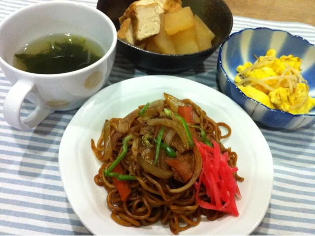 焼きそば・厚揚げと大根の煮物・モヤシと卵の生姜炒め・わかめネギ中華スープ|まーままさん