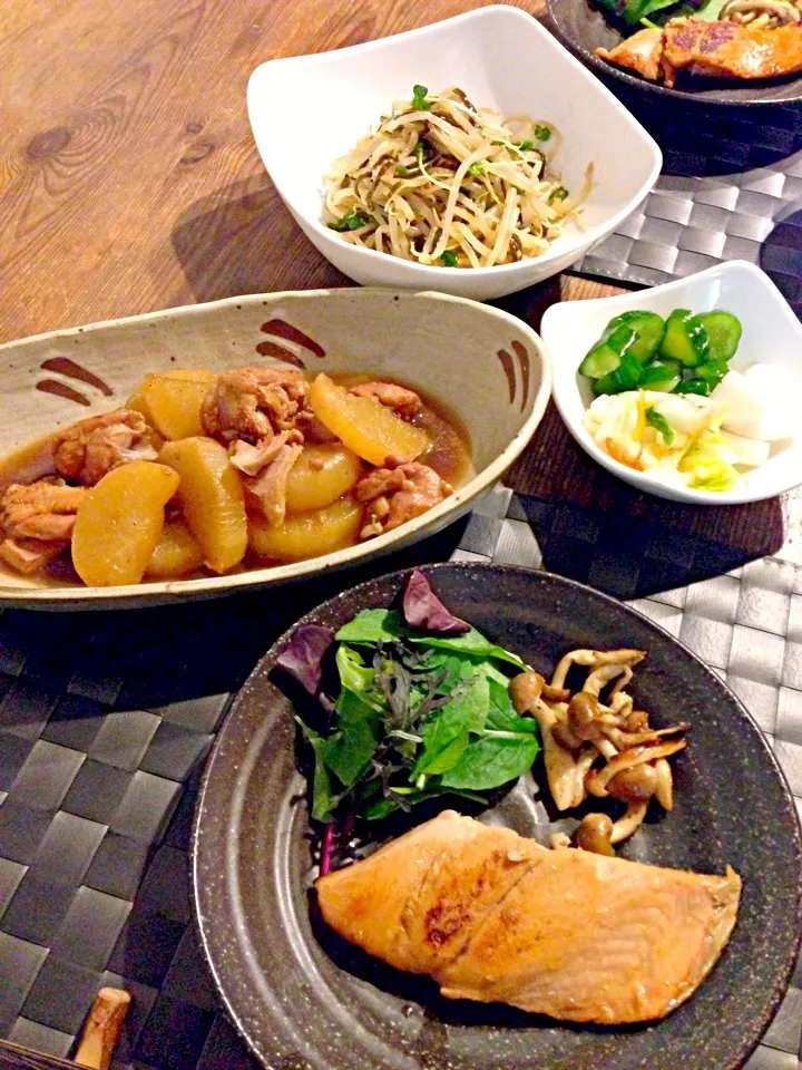 Snapdishの料理写真:秋鮭の醤油糀ソテー🐟鶏肉と大根の煮物💛もやしと塩昆布のナムル、お漬物🍀|まみりんごさん