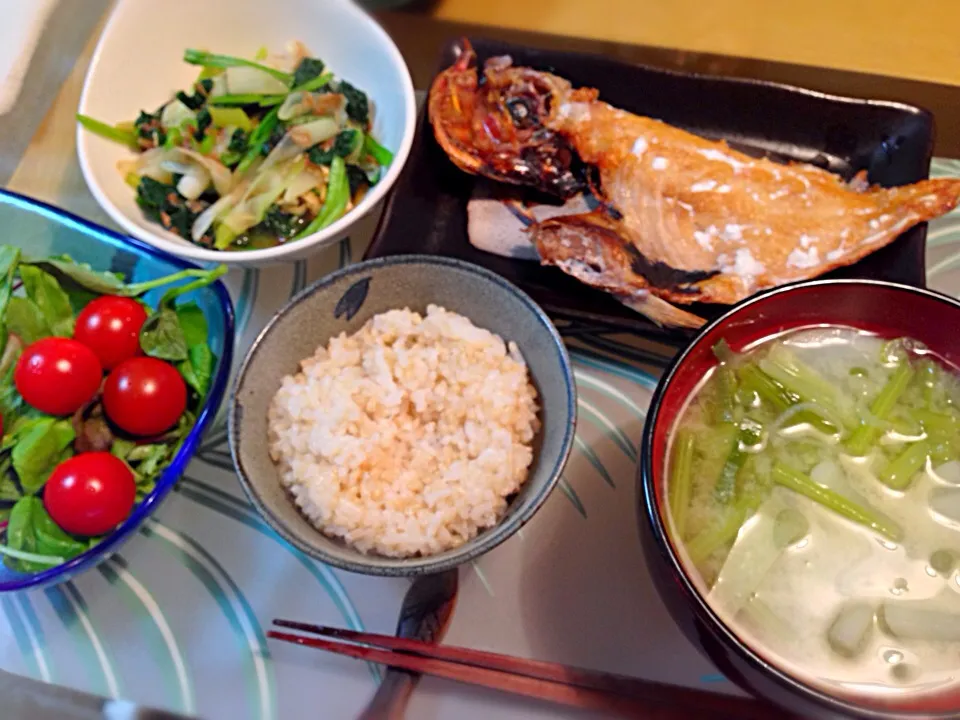 和食の夕食(金目鯛の干物、小松菜＆長ネギ＆油揚げのお浸し、かぶのお味噌汁、サラダ)|Tomokoさん