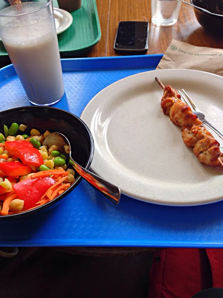 Plain soy milk, chicken, salad with chickpeas, edamame, corn, carrots, peppers|joie chowさん