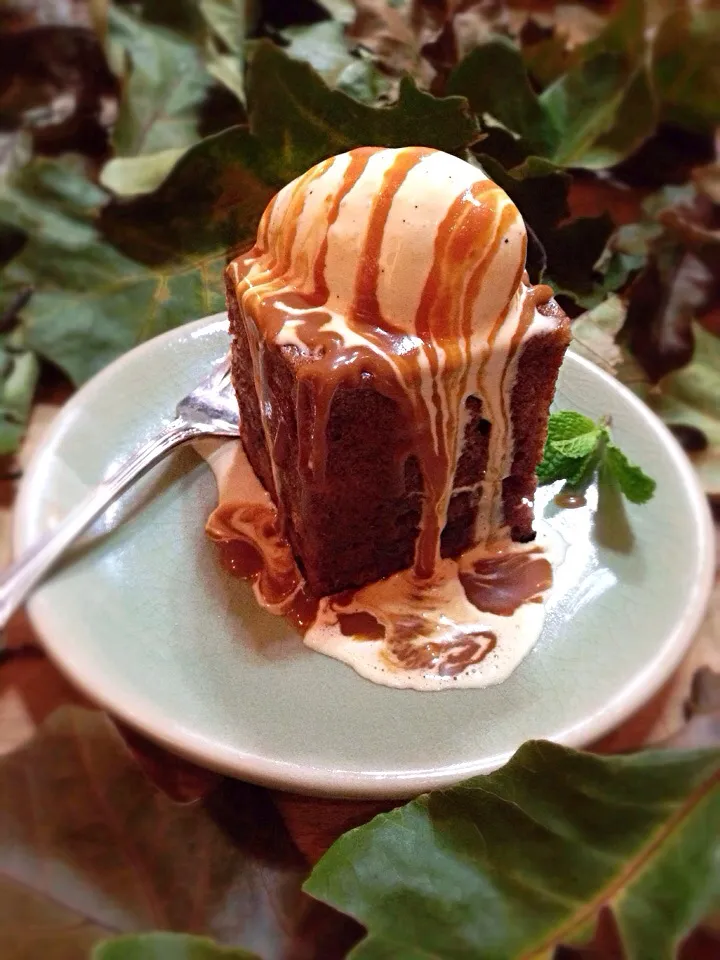 Sticky persimmon pudding, homemade vanilla icecream, salted caramel|rick chanさん