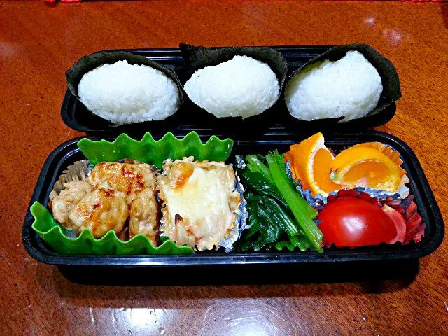 鶏肉と玉ねぎのつくね弁当(^^)タレがからんでよい感じです。アルミカップでグラタンもどき、小松菜のお浸し。|Makoさん