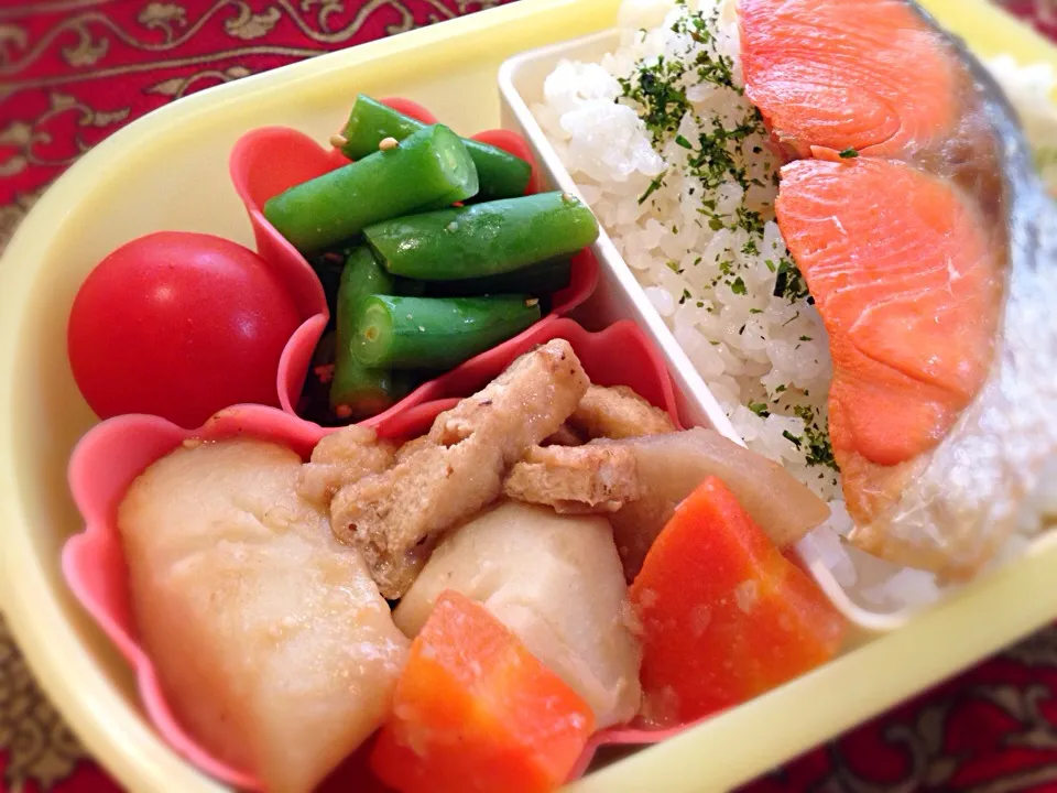 Snapdishの料理写真:里芋の煮物と焼き鮭弁当|もえさん