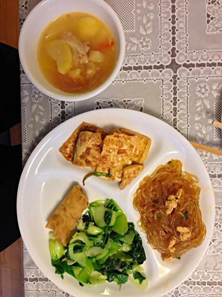 Tomato/potato soup, sweet potato noodles, tofu, bokchoy|joie chowさん