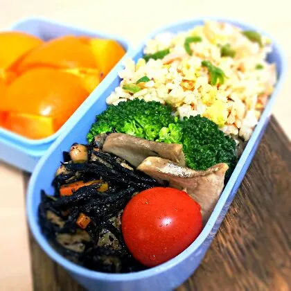 ピーマンと鮭の炒飯と柿7/8のお弁当|hmさん