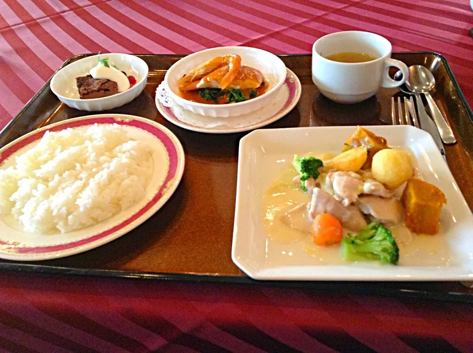 Snapdishの料理写真:鶏肉と白菜のクリーム煮とカワハギと海老のプレゼ|yoooochanさん