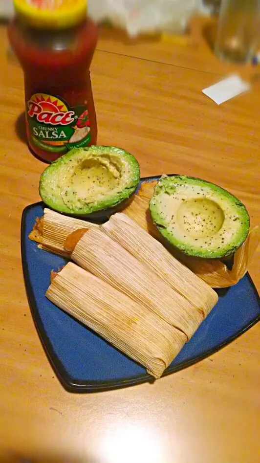 Snapdishの料理写真:tamales & avacado|laura kimesさん