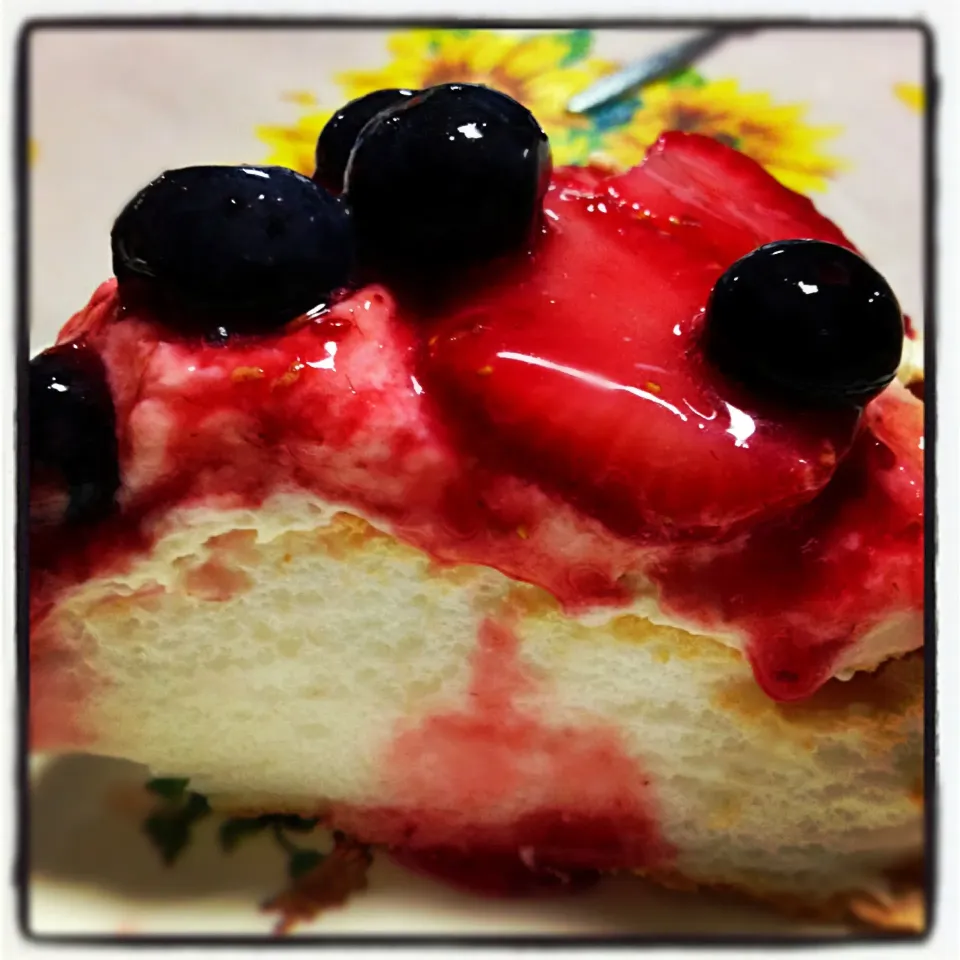 a slice of Mixed Berries Pavlova|trishbebeさん