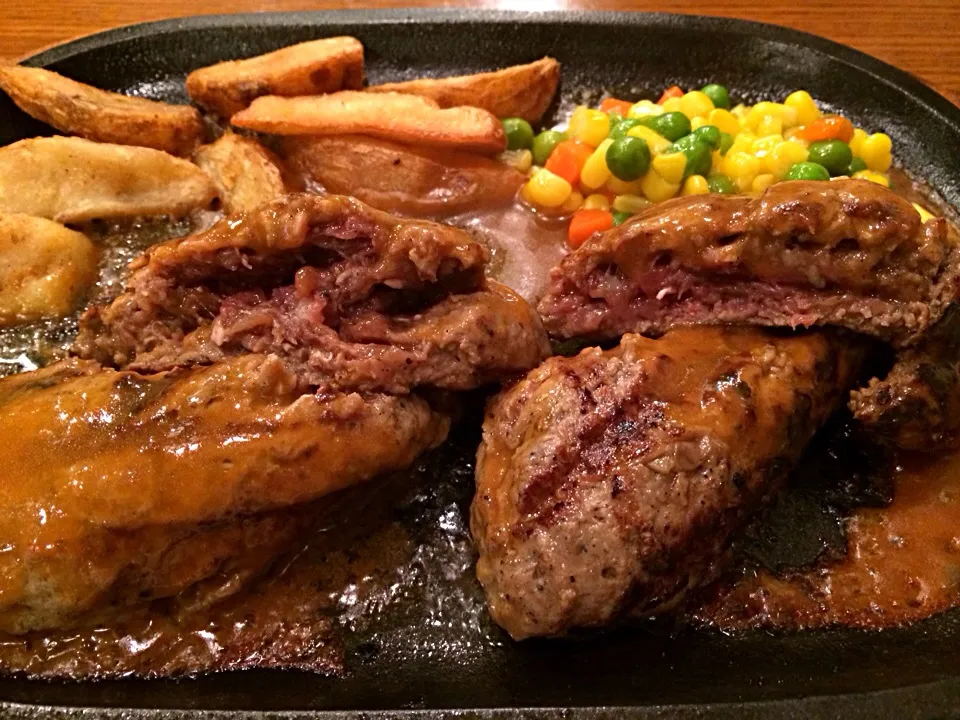 Snapdishの料理写真:アルカサール牧場の炭焼ハンバーグ！|michiteruさん