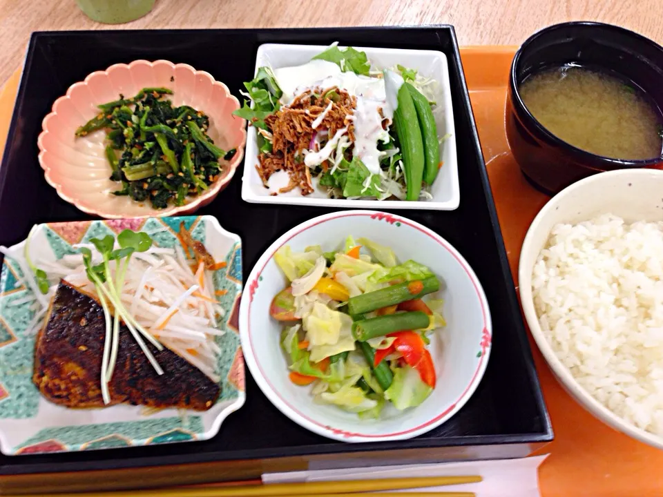 鯖の七味焼き、野菜炒め、サラダ、ほうれん草(^O^)／|すかラインさん