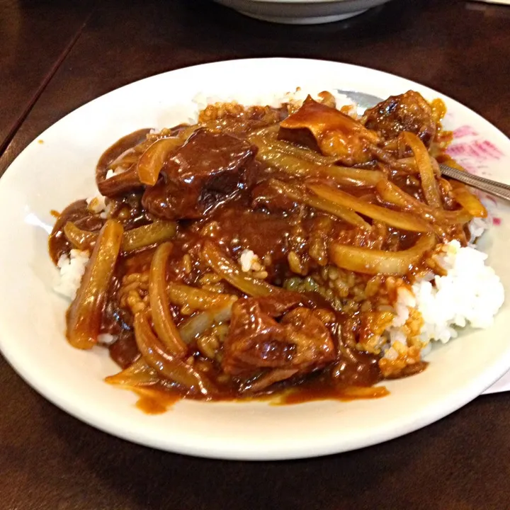 Snapdishの料理写真:営業マンの昼ごはん 牛バラカレーごはん850円|ぽんたさん