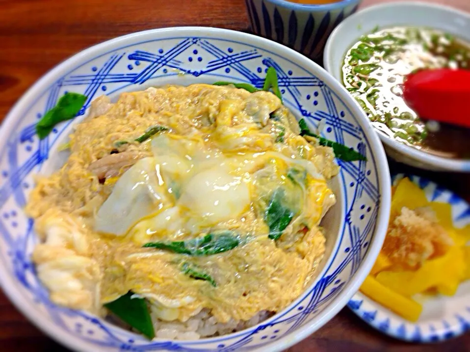 昭和レトロな店構えとおじちゃんおばちゃんのお店でゼツピン親子丼。|えすとさん