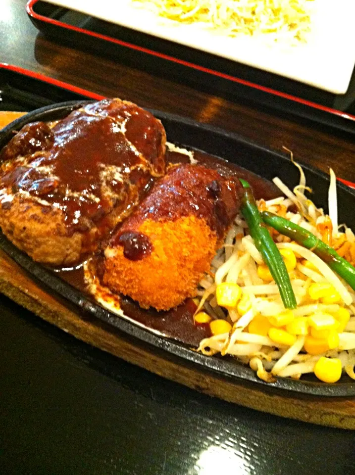 打合せの後のお昼ご飯、ハンバーグとかにクリームコロッケをいただきました。|abe yoshiroさん