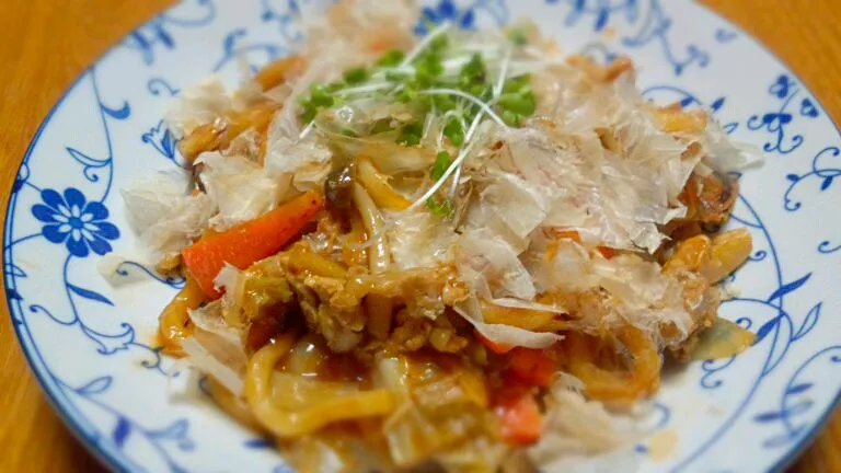 焼きうどんマグロ節をかけて|ハイジさん