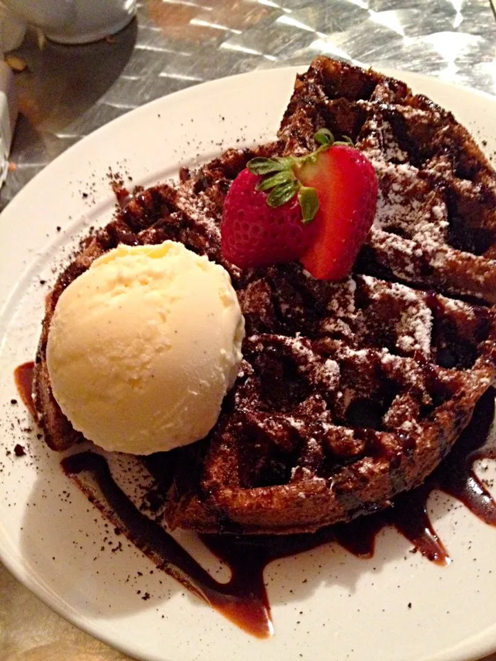 Mocha Chocolate Waffle with Rasberry Couli & Vanilla Ice Cream|Chris Shannonさん