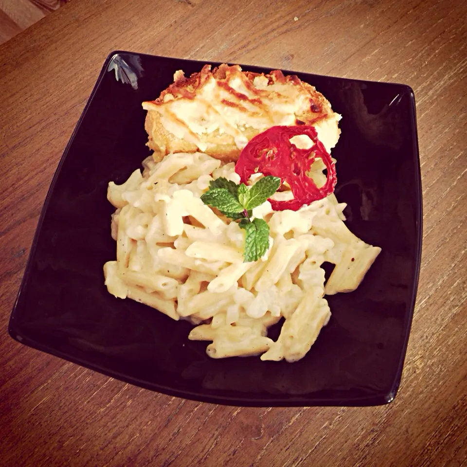 Penne with cauliflower and garlic toast|sepidehさん