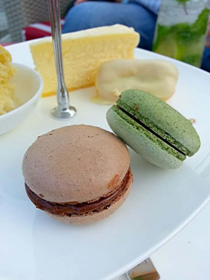 tea and chocolate macaron|Phinarasuさん