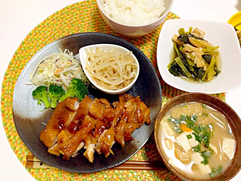 照り焼きチキン、もやしナムル、サラダ、小松菜と揚げの煮物、お味噌汁♡|yuiさん