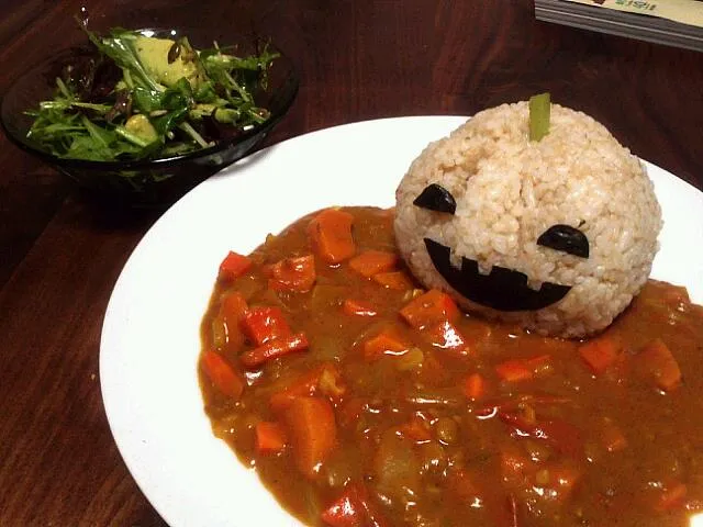 Snapdishの料理写真:カボチャカレーとアボカドとナッツサラダ|tetoteさん