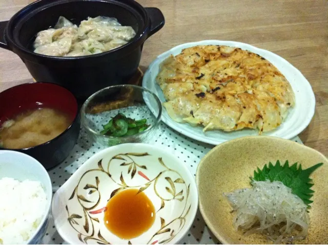 白菜シソの焼き餃子と水餃子・網走産しらうお・キュウリ網走産もずく酢の物・舞茸の味噌汁|まーままさん